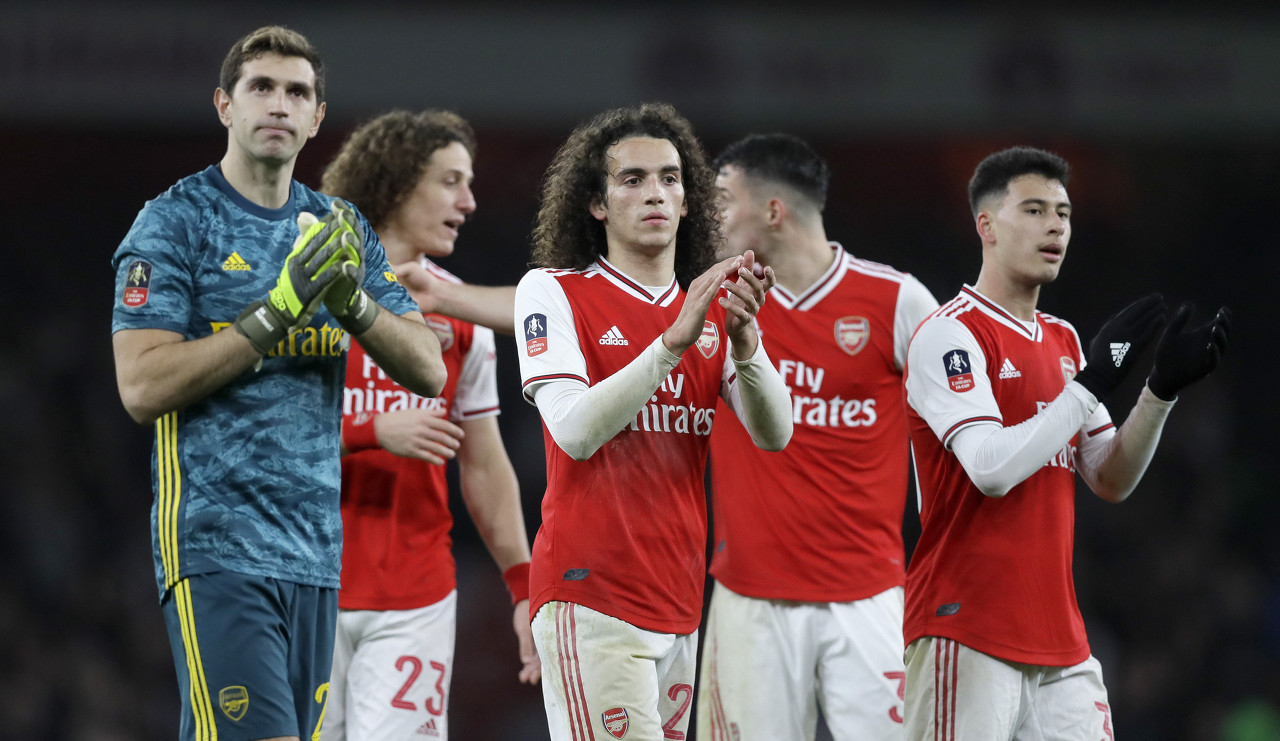 巴黎人报：一极端球迷组织庆祝成立20周年，在埃菲尔铁塔大放焰火